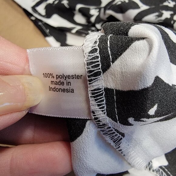 Lane Bryant Size 18/20 White with Black Floral Pattern V Neck Blouse - Picture 12 of 12